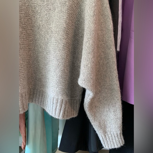 *Like-New* Babaton ‘Day Off’ 100% Alpaca Sweater - Picture 9 of 12